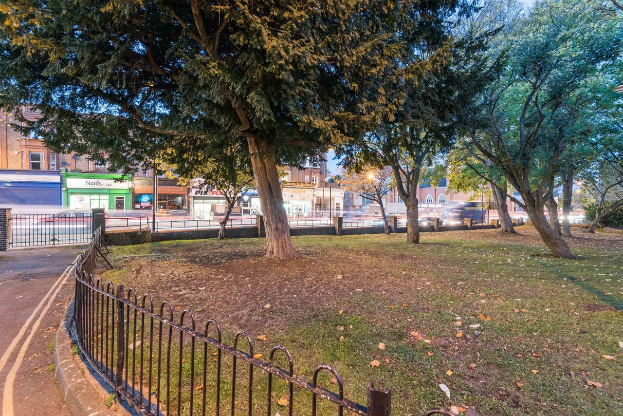 Comfortable Home In Wandsworth Лондон Екстериор снимка